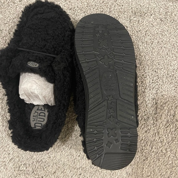 Hey Dude fluffy indoor/outdoor slippers 🖤 - Picture 7 of 7